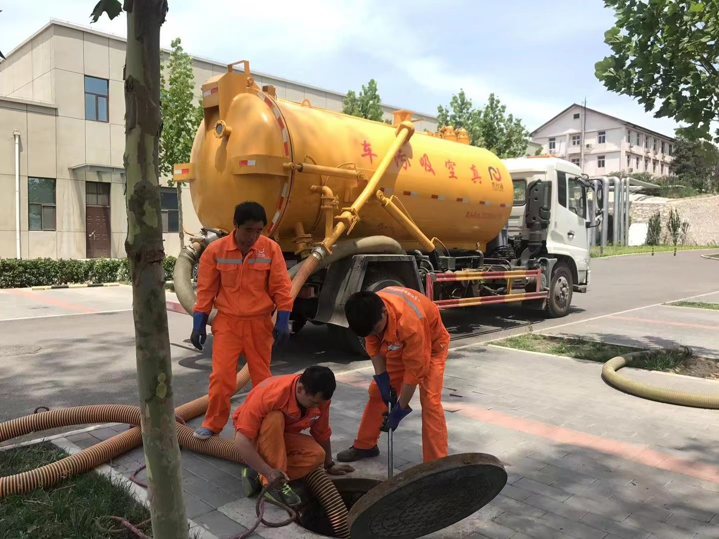 西平管道疏通车停在窨井附近