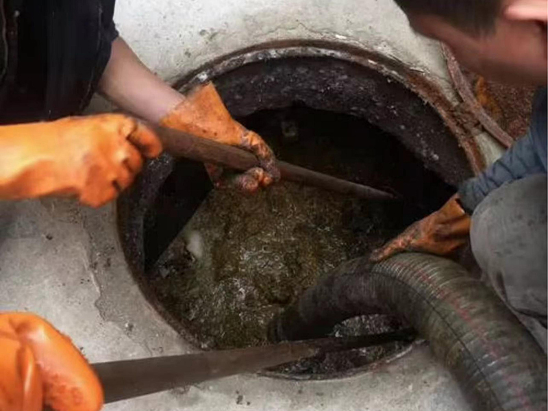 西平清理化粪池时如何避免沼气的危害?